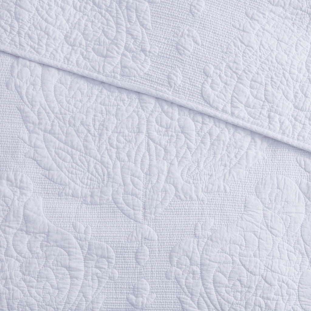 AVERO™ Paisley Medallion Cotton Quilt, King, White, Scalloped Bedding - AVERO™