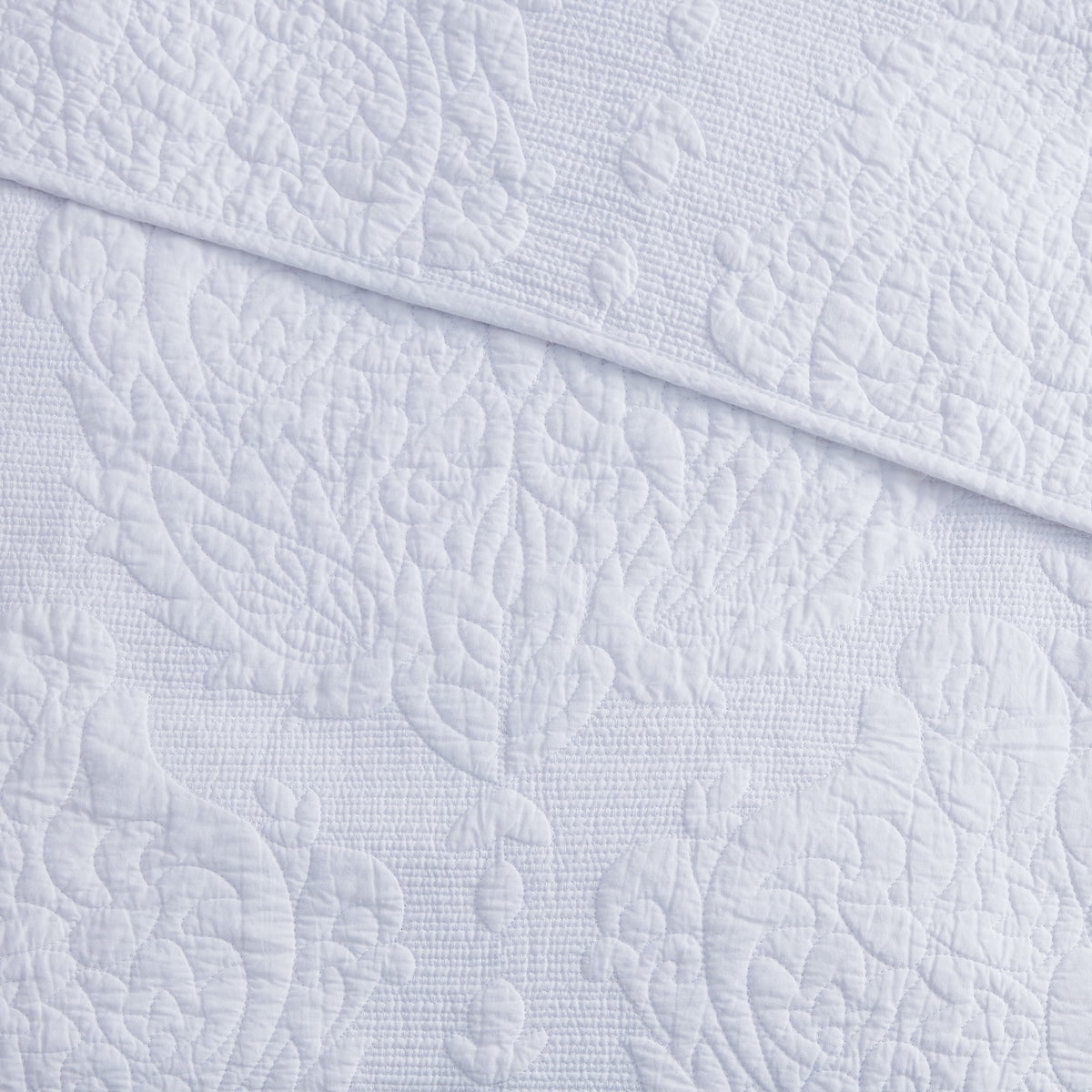 AVERO™ Paisley Medallion Cotton Quilt, King, White, Scalloped Bedding - AVERO™
