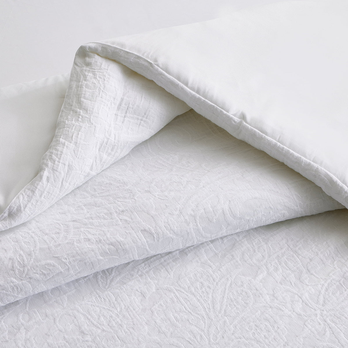 AVERO™ 3-Piece White Paisley Matelasse Comforter Set, Full/Queen - All-Season Bedding - AVERO™