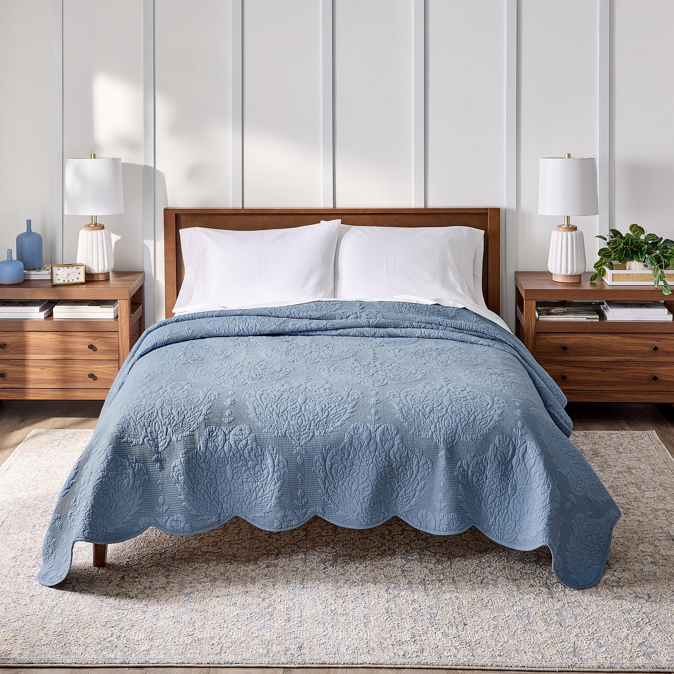 AVERO™ Paisley Medallion Cotton Quilt, King, White, Scalloped Bedding