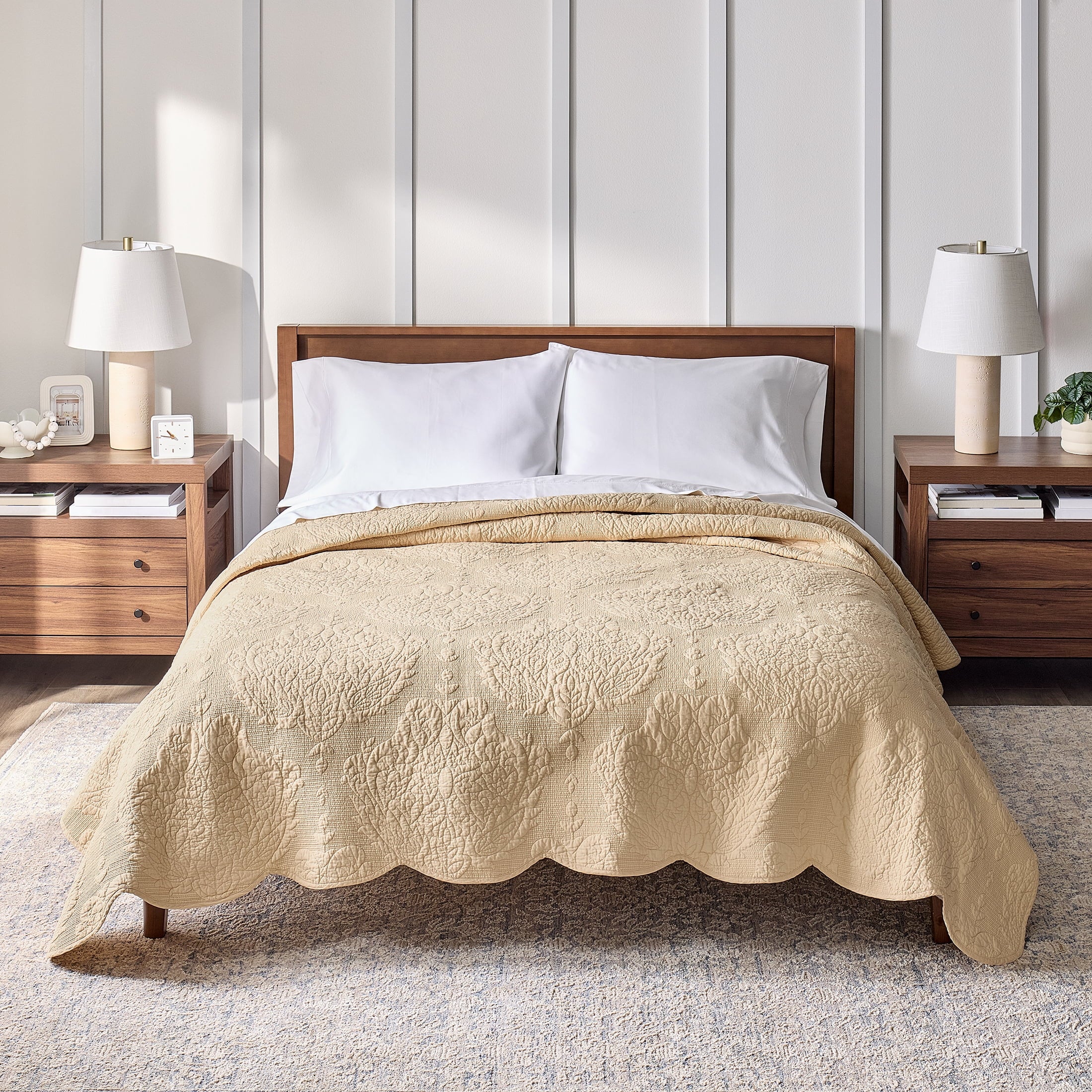 AVERO™ Paisley Medallion Cotton Quilt, King, White, Scalloped Bedding