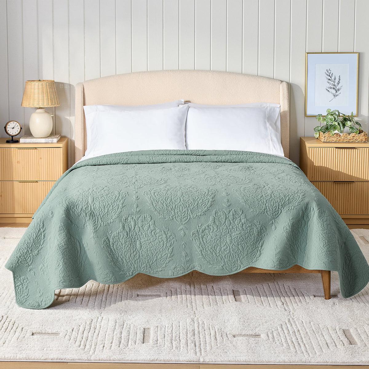 AVERO™ Paisley Medallion Cotton Quilt, King, White, Scalloped Bedding