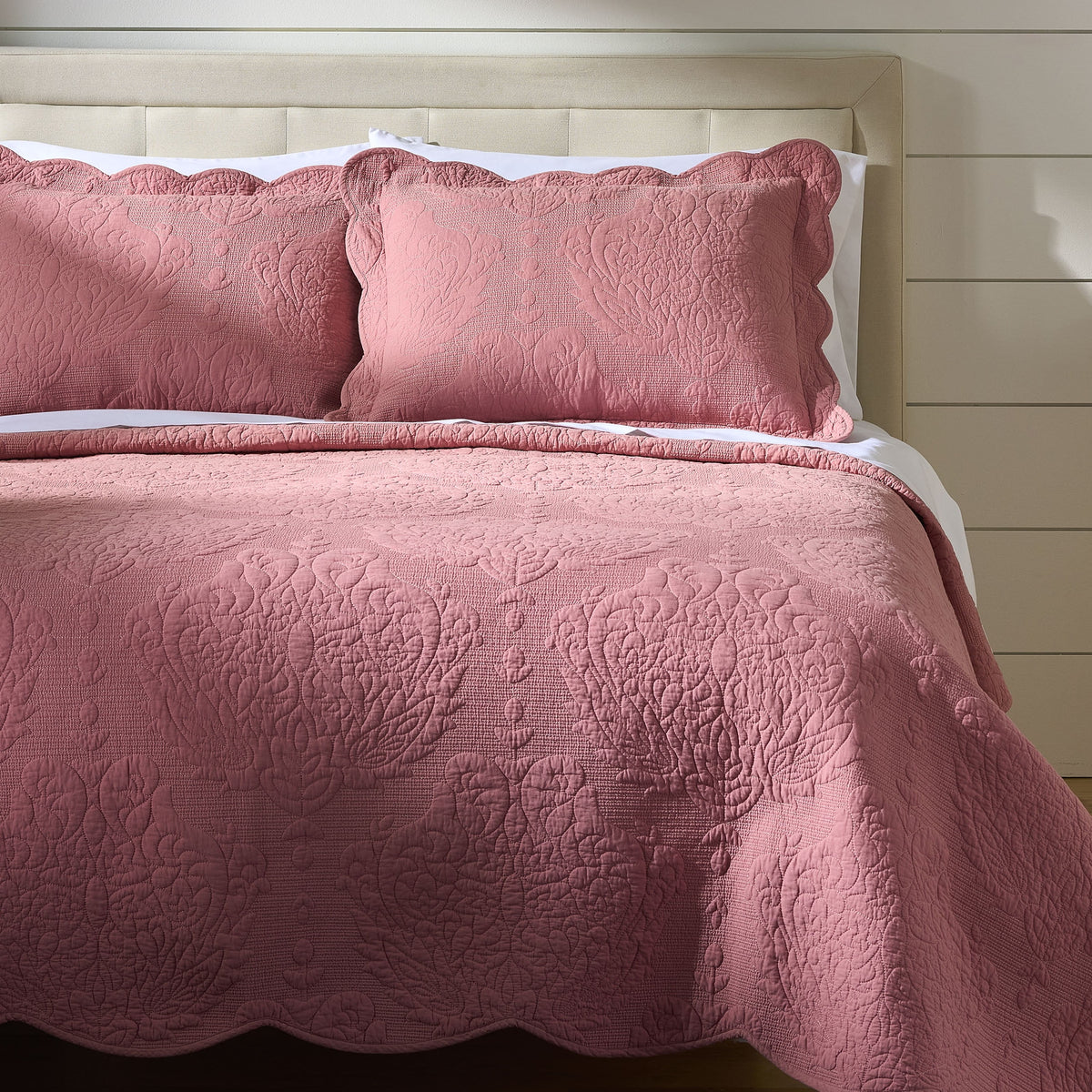 AVERO™ Paisley Medallion Cotton Quilt, King, White, Scalloped Bedding