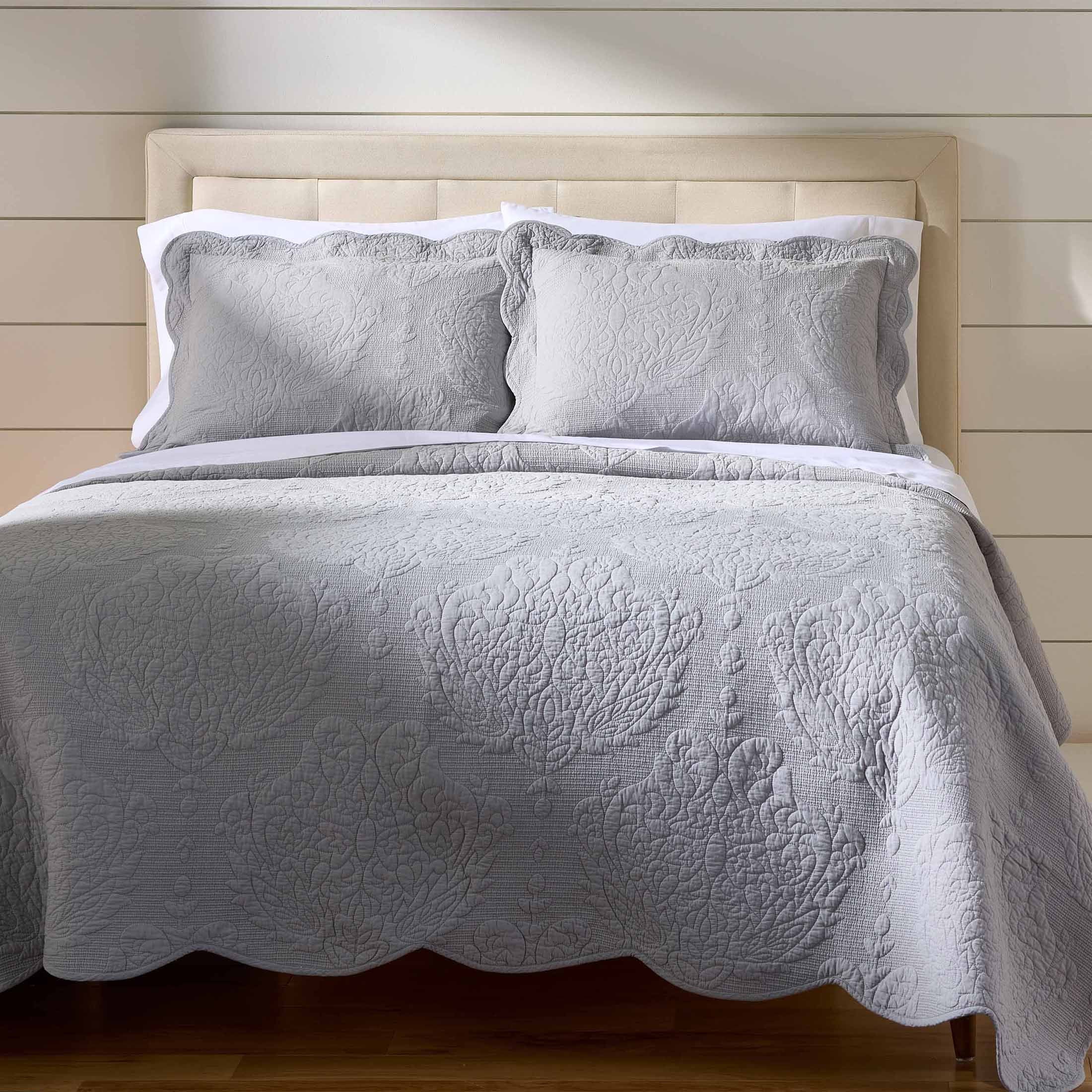 AVERO™ Paisley Medallion Cotton Quilt, King, White, Scalloped Bedding