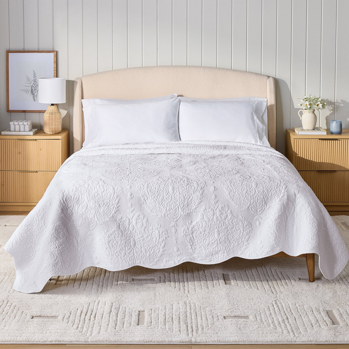 AVERO™ Paisley Medallion Cotton Quilt, King, White, Scalloped Bedding - AVERO™
