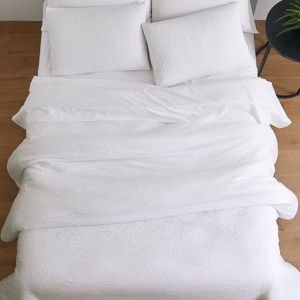 AVERO™ 3-Piece White Paisley Matelasse Comforter Set, Full/Queen - All-Season Bedding - AVERO™