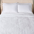AVERO™ Paisley Medallion Cotton Quilt, King, White, Scalloped Bedding - AVERO™