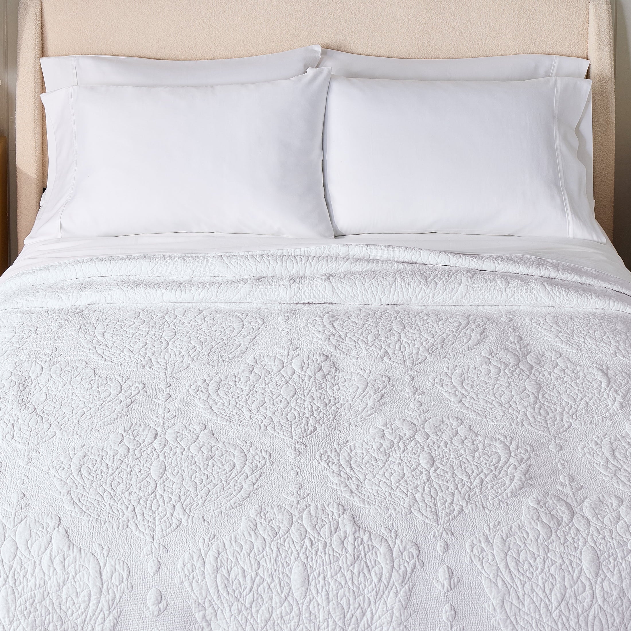 AVERO™ Paisley Medallion Cotton Quilt, King, White, Scalloped Bedding - AVERO™
